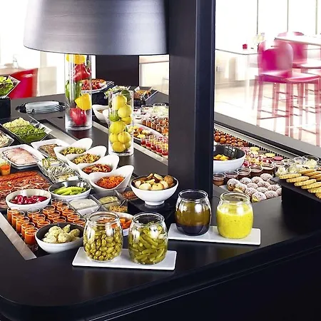 Campanile Caen Est - מלון