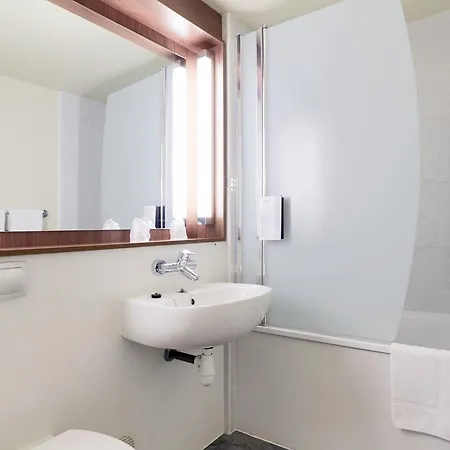 Campanile Caen Est - 3* Мондвиль