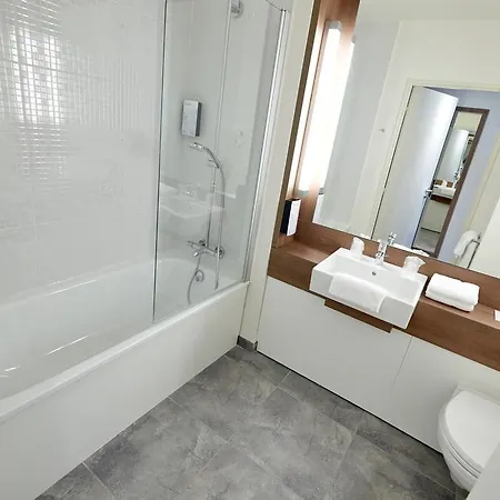 Campanile Caen Est - Otel