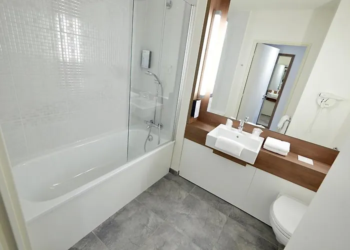 Campanile Caen Est - Hotel