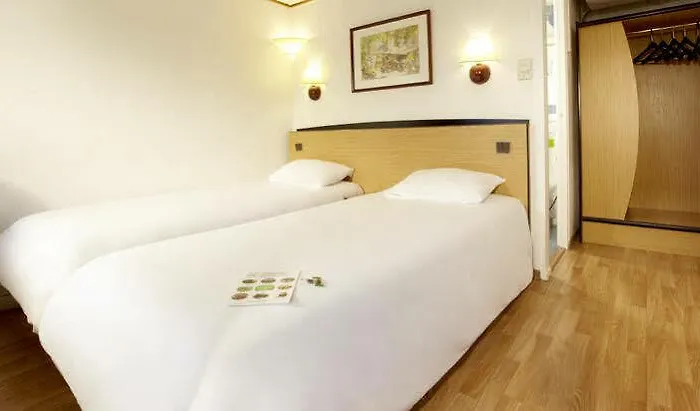 Campanile Caen Est - Hotel